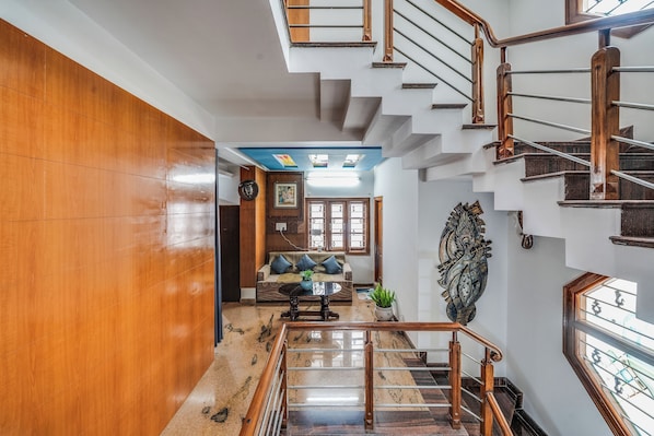 المنشأة من الداخل