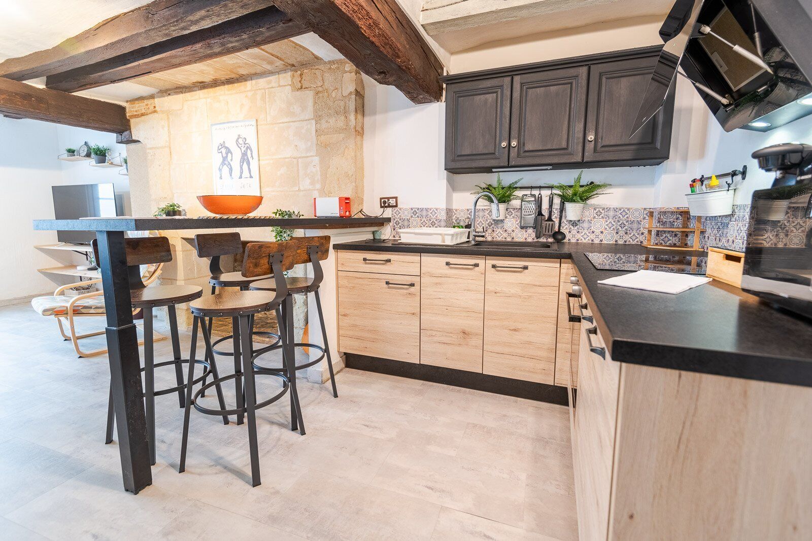 Fridge, microwave, oven, coffee/tea maker