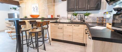 Réfrigérateur, four à micro-ondes, un four, cafetiÚre-théiÚre