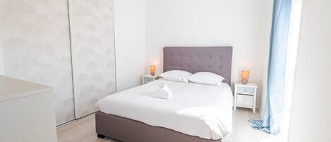 1 bedroom, desk, iron/ironing board, Internet