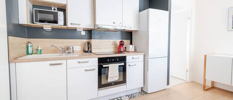 Réfrigérateur, micro-ondes, four, cafetière/bouilloire