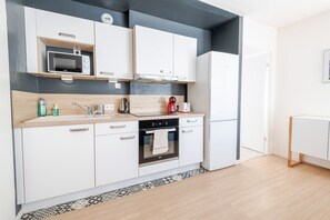 ثلاجة، ميكروويف، فرن، ماكينة لصنع القهوة/الشاي