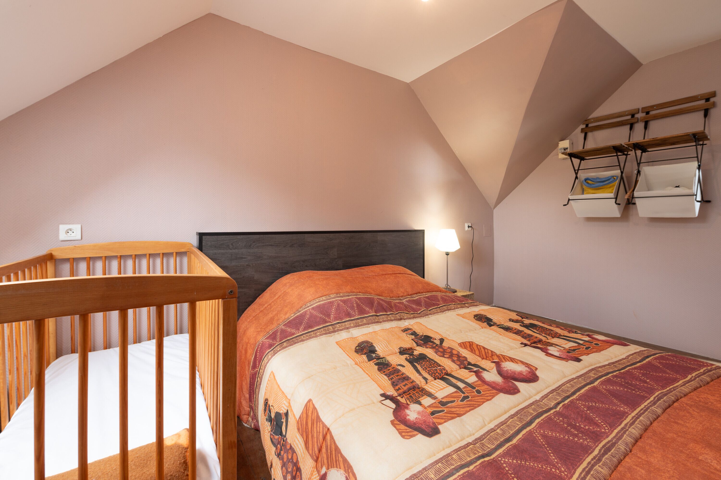 4 habitaciones, tabla de planchar con plancha y ropa de cama 