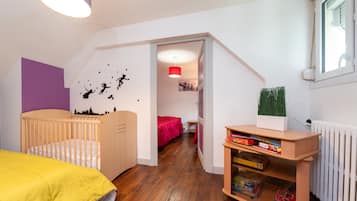 4 makuuhuonetta, silitysrauta/-lauta, vuodevaatteet