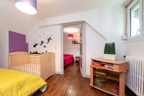 4 makuuhuonetta, silitysrauta/-lauta, vuodevaatteet