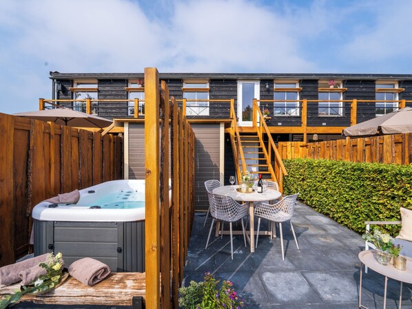 Outdoor dining - Luxurious stay with a sauna and a whirlpool (Hattemerbroek)
