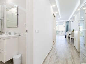 シャワー、ヘアドライヤー、タオル