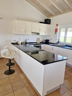 Fridge, microwave, oven, stovetop - Apartment 'Courela da Serva' with Sea View, Shared Pool and Wi-Fi Access (Odemira)