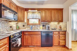 Kylskåp, mikrovågsugn, ugn och spishäll