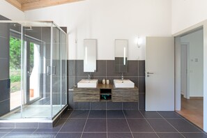 Shower, hair dryer, towels - Apartment 'Flor Do Rosto I' with Lake View, Shared Pool and Wi-Fi Access (Odemira)