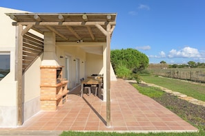 Outdoor dining - Apartment 'Flor Do Rosto I' with Lake View, Shared Pool and Wi-Fi Access (Odemira)