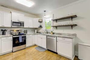 Réfrigérateur, micro-ondes, plaque de cuisson, lave-vaisselle