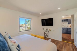 2 bedrooms, iron/ironing board, free WiFi, bed sheets - Hummingbird - Clean and Comfortable (Santa Fe)