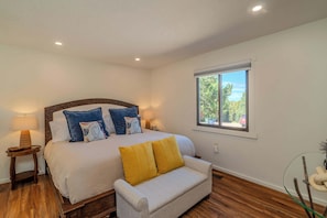 2 bedrooms, iron/ironing board, free WiFi, bed sheets - Clean and Comfortable, Kiva Fireplace (Santa Fe)