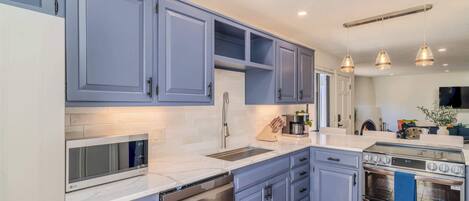 電子レンジ、オーブン、コンロ、食器洗い機