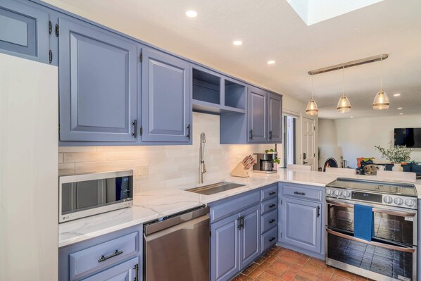 Microondas, horno, placa de cocina, lavavajillas