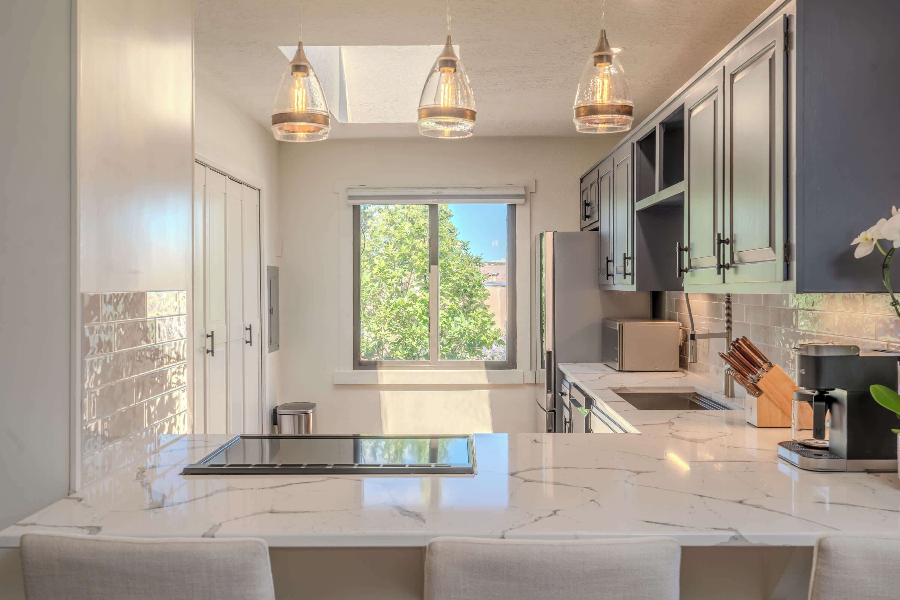 Een microgolfoven, een oven, een kookplaat, een vaatwasser