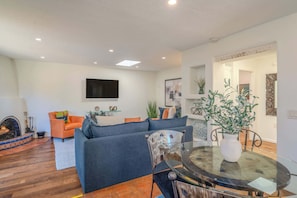 Smart TV, fireplace