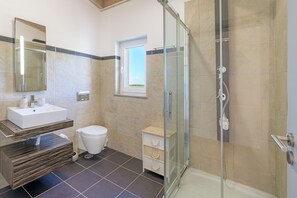 Dusche, Haartrockner, Handtücher