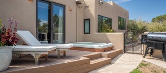 Espiritu Estate - Secluded Retreat, Patio with Fire Pit, Hot Tub