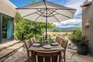 Outdoor dining - Espiritu Estate - Secluded Retreat (Santa Fe)