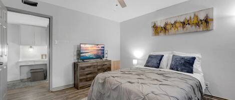 2 soverom, skrivebord, strykejern/-brett og wi-fi