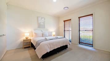 3 bedrooms, desk, iron/ironing board, travel crib