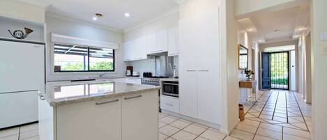 Refrigerador, microondas, horno, placa de cocina