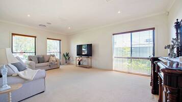 Een televisie en een kantoor