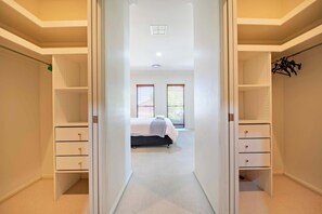 3 bedrooms, desk, iron/ironing board, travel crib - Thorby House - Comfort & Convenience, Pets Allowed (Dubbo)