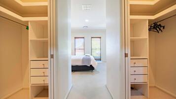 3 makuuhuonetta, työpöytä, silitysrauta/-lauta, vauvan matkasänky