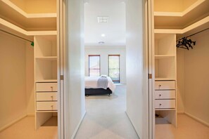 3 bedrooms, desk, iron/ironing board, travel cot - Thorby House - Comfort & Convenience, Pets Allowed (Dubbo)