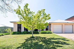 Property grounds - Thorby House - Comfort & Convenience, Pets Allowed (Dubbo)