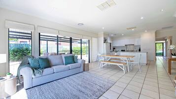 Een televisie en een kantoor