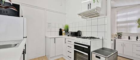 Jääkaappi, mikroaaltouuni, uuni, liesi