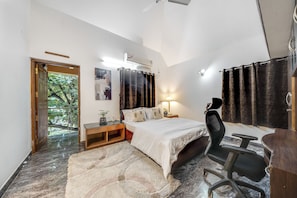 5 bedrooms, iron/ironing board, WiFi, bed sheets