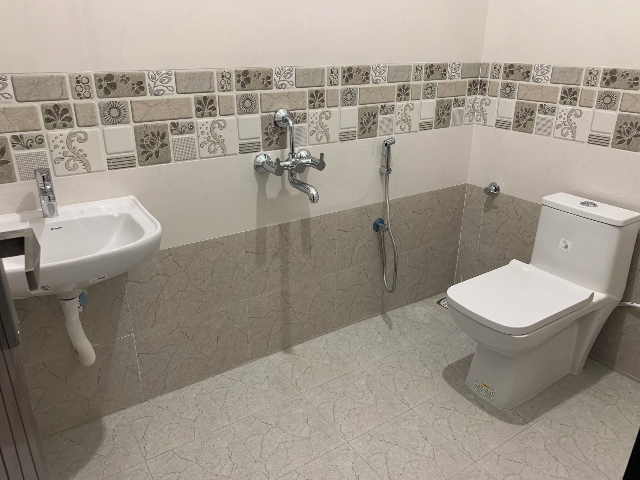 Un baño con lavamanos, inodoro y ducha.