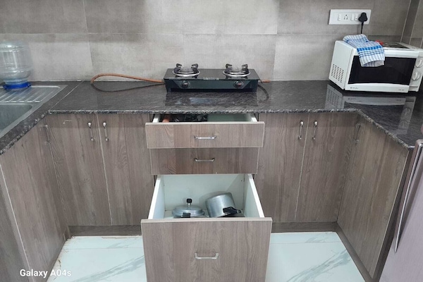 Studio Suite | Private kitchen | Full-size fridge, stovetop, cookware/dishes/utensils