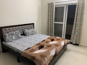 مكتب ومساحة عمل للكمبيوتر المحمول ومكواة/لوح كي وواي فاي مجانًا