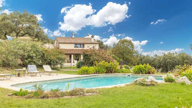 A house with a swimming pool, surrounded by greenery and a clear sky. - Country House 'Vinyoles 2' with Mountain View, Shared Pool and Wi-Fi (Quart)