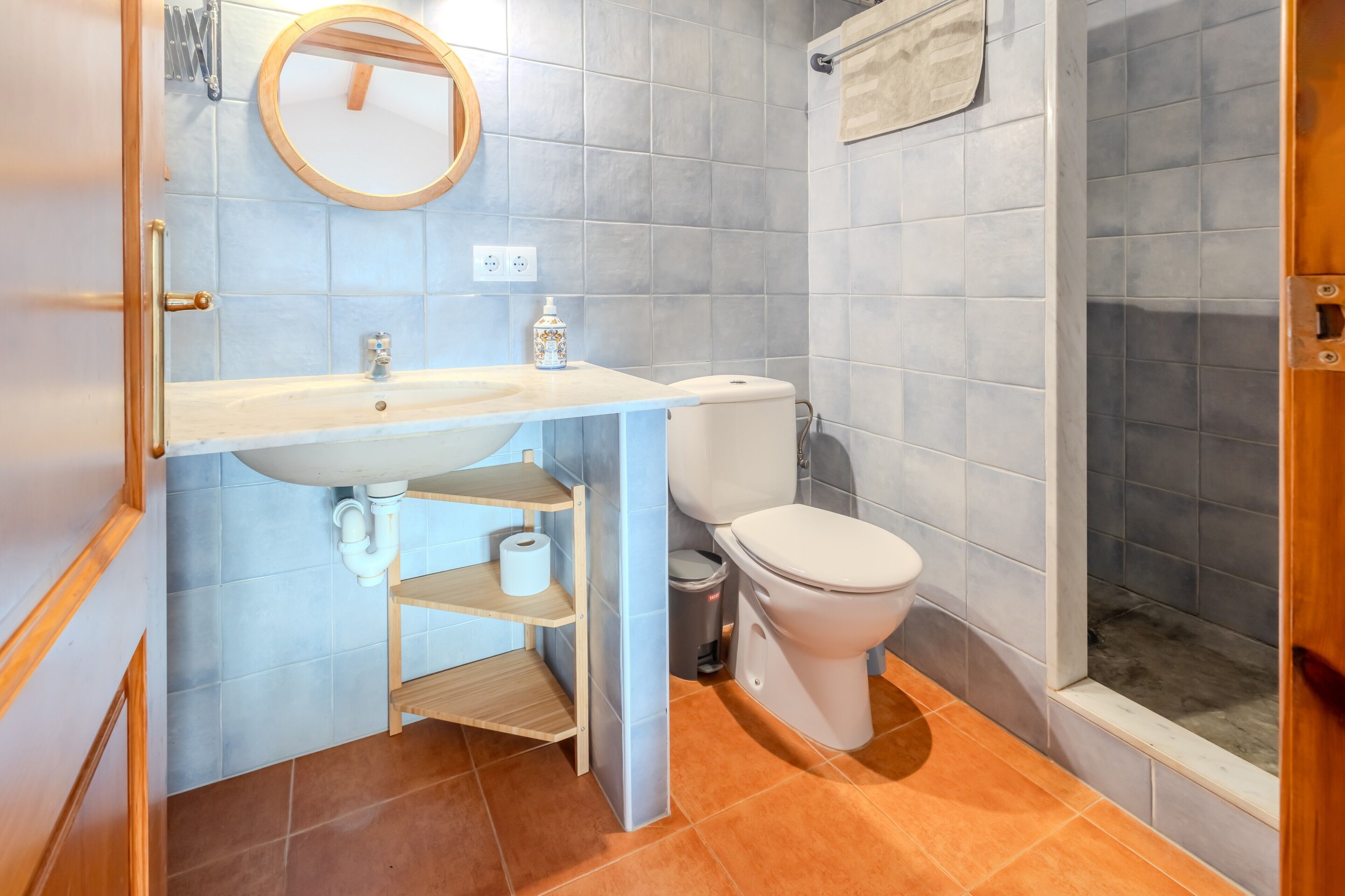 Een badkamer met een wastafel, toilet en douche.