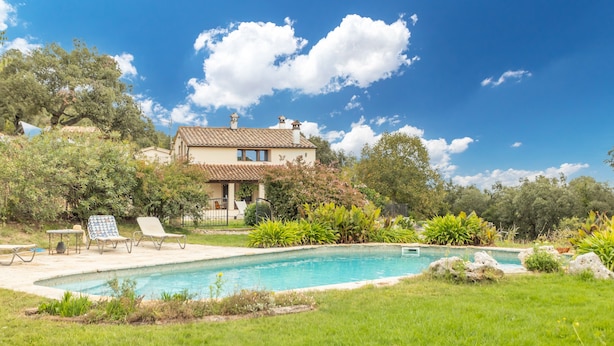 A house with a swimming pool, surrounded by greenery and a clear sky. - Rural House 'Vinyoles 1' with Mountain View, Shared Pool and Wi-Fi (Quart)