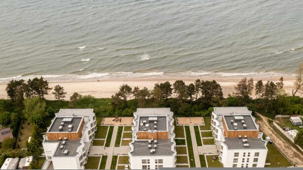 Un hotel de gran altura con varios balcones con vistas a la playa.