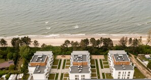 A high-rise hotel with multiple balconies overlooking a beach. - Piedra Widok na Morze Basen Jacuzzi SPA (Mielno)