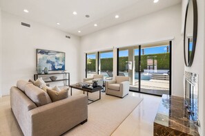 Una Smart TV, una chimenea