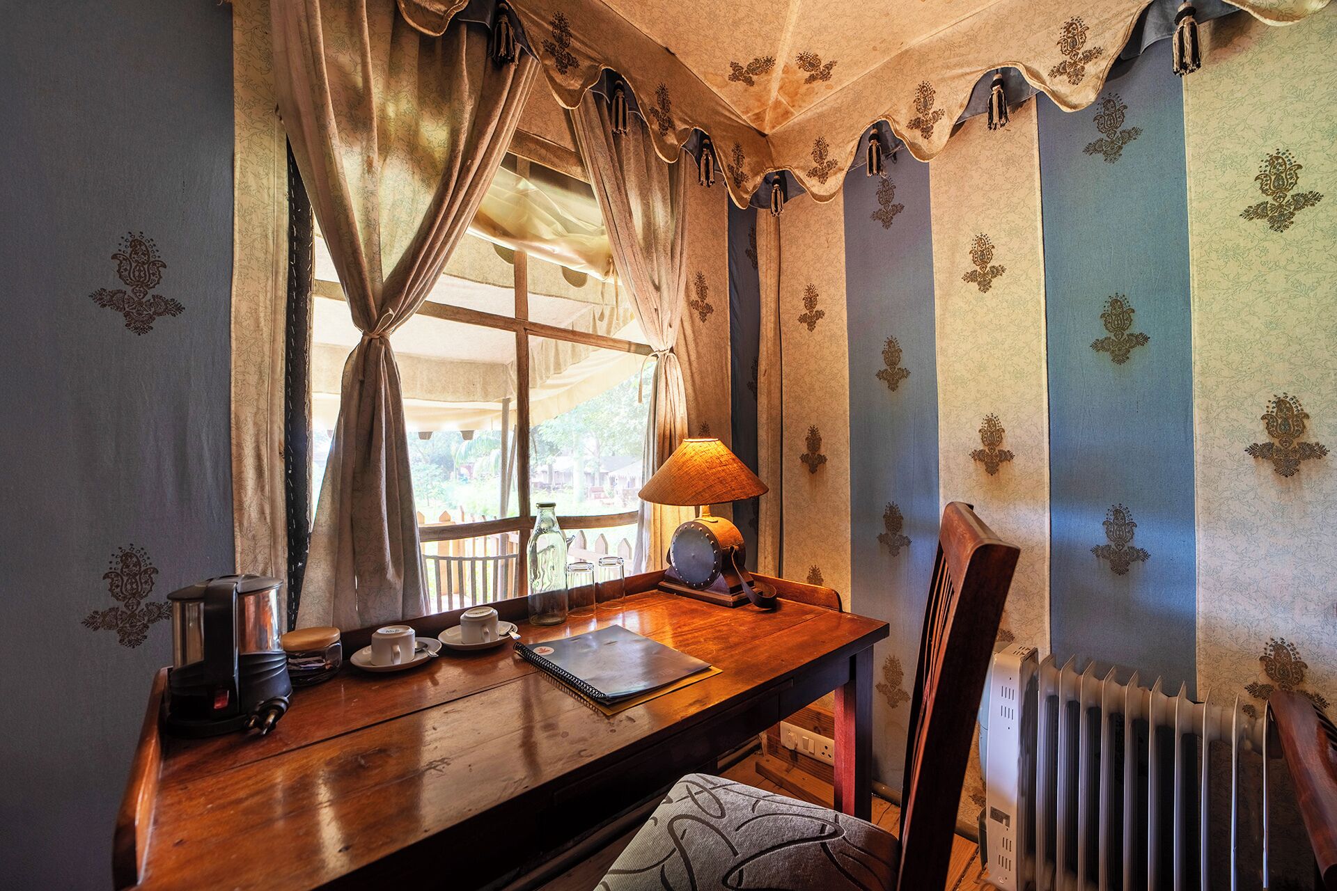 Une pièce chaleureuse avec une table en bois, une lampe et un radiateur.