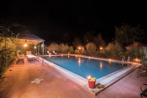 Una piscina al aire libre