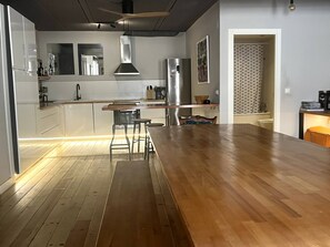 Fridge, microwave, oven, stovetop - Duplex Loft And Home Office 140m2 plus a 70m2 Terrace (València)