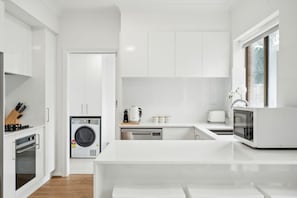 Frigorifero, microonde, forno, piano cottura