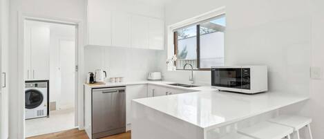 Kylskåp, mikrovågsugn, ugn och spishäll